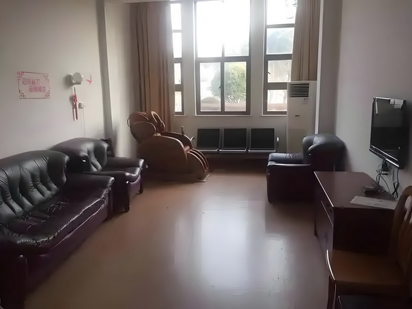 丫鬟不出墙